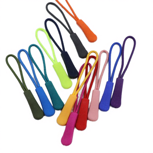 Tirettes de fermeture éclair personnalisées en silicone PE, sans nickel, avec logo de marque en relief, style simple, pour tentes, vêtements, sacs à main - Product Image 4