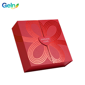 Boîte en papier rigide rouge gaufrée - Emballage personnalisé avec estampage à chaud dorée, boîte cadeau de luxe biodégradable - Product Image 1