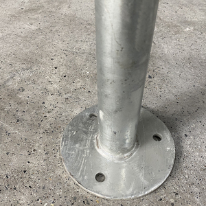 Poteau d'attelage robuste à double face pour <span class=keywords><strong>vélo</strong></span> 2 cerceaux en U à boucle large inversée commerciale dans le <span class=keywords><strong>support</strong></span> de stationnement de <span class=keywords><strong>vélo</strong></span> au <span class=keywords><strong>sol</strong></span> - Product Image 4