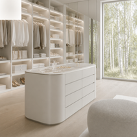Dressing de luxe laqué blanc cassé pour projet de villa moderne avec poignées métalliques