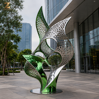 Sculpture en acier inoxydable sur mesure en forme de feuille tropicale, perforée, miroir vert, pour l'aménagement extérieur des hôtels et des complexes hôteliers