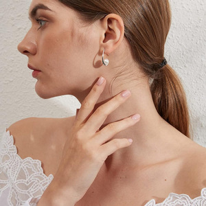 Eleganti orecchini a cerchio aperti effetto perla per donna, gioielli minimalisti alla moda per uso quotidiano, vendita all'ingrosso - Product Image 5
