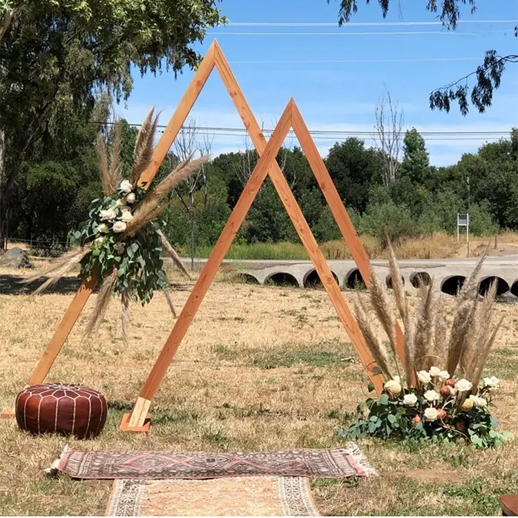 2024結婚式の装飾のためのホットな三角形の木製の背景結婚式の背景