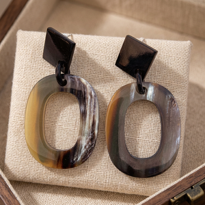 Pendientes de Aro Ovalados Hechos a Mano de Alta Calidad con Diseño de Alas, Estilo Clásico para Mujer, para Aniversario, Material de Cuerno de Búfalo - Product Image 1