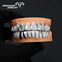 Grillz personnalisé en argent S925 avec pierre précieuse verte en forme de goutte, motif panthère, avec capuchons intégraux polis et détails floraux glacés sur les côtés, bijoux Hip Hop