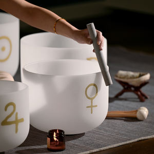 Cuenco de Cristal de Cuarzo Jinfang con Símbolo Alquímico, Color Blanco Lechoso Esmerilado, de 6-12 Pulgadas, para Baño de Sonido y Sanación - Product Image 4