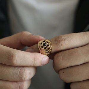 빈티지 스테인레스 스틸 골드 도금 클래식 ZIRCON 약혼 결혼 선물 남성용 육각형 편지 반지 - Product Image 5