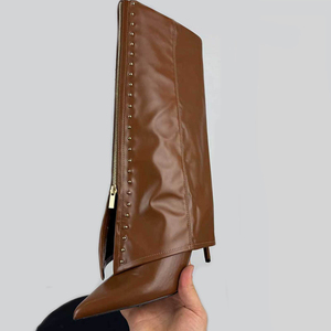 Botas de tacón alto para mujer con punta metálica, remaches superpuestos y cremallera frontal, estilo pantalón largo - Product Image 3