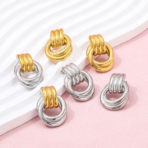 ต่างหูแบบติดหูสแตนเลสสตีลชุบทอง 18K สองสี ดีไซน์เกลียวไขว้ สำหรับผู้หญิง ดีไซน์เครื่องประดับที่ไม่ซ้ำใคร - Product Image 4
