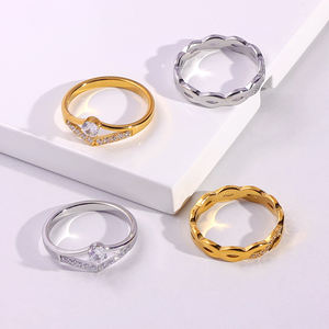 Vente <span class=keywords><strong>en</strong></span> gros Bagues solitaires <span class=keywords><strong>en</strong></span> acier inoxydable plaqué or 18 carats avec zircon cubique CZ Bijoux de couleur à la mode pour femmes - Product Image 2