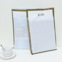 Sac à provisions en plastique avec logo personnalisé le plus vendu HDPE découpé avec des matrices avec poignée durable pour emballer des chaussures de T-shirt