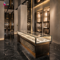Sundo, boutique de bijoux et de montres de luxe, mobilier avec vitrine d'îlot sur mesure et présentoirs muraux pour clients haut de gamme