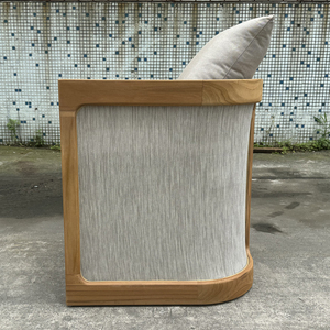 Moderne teakhouten buitenbank met rotan rugleuning en snel drogende, waterdichte kussens voor aan het zwembad en op het terras. - Product Image 2