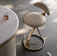 Tabouret de bar de comptoir moderne de luxe en acier inoxydable en cuir à dossier bas noir et or pour îlot de cuisine chaise de bar en métal avec repose-pieds
