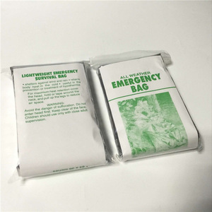 Manta de emergencia de aluminio para supervivencia, 84 x 36 pulgadas, ligera, impermeable, equipo de seguridad térmico para exteriores, para prevención de hipotermia - Product Image 1