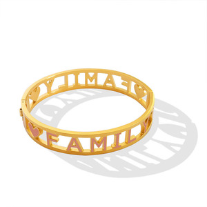 Pulsera de Acero Inoxidable Chapada en Oro con Diseño Elegante de Letras Familiares Rosadas, Estilo Coreano, Juvenil y Combinable con Todo - Product Image 1