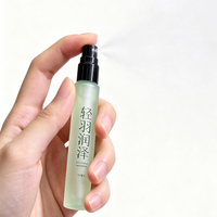 Atomiseur de parfum portable rechargeable en verre dépoli vert avec couvercle en noyer – Fournisseur direct pour l'exportation en gros
