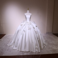 Robe de mariée de luxe en satin à col carré, robe de mariée taille plus, robe de bal, robe de mariée avec pétales de fleurs 3D