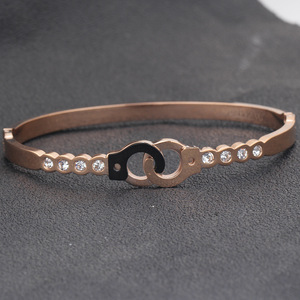 Brazalete de acero inoxidable con forma de candado creativo, oro rosa, diamantes de imitación y engaste de bisel, ideal para regalo. - Product Image 3