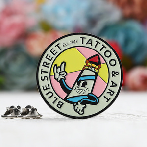 Broche con Logotipo de Dibujos Animados, Letra 3D, Tatuaje, Metal de Aleación de Zinc Chapado en Negro, Broches de Esmalte con Logotipo Personalizado - Product Image 2