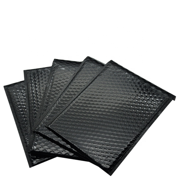 Decorativo negro mate metálico bubble mailers aislado sobre de envío