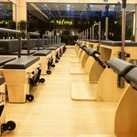 Chaise Wunda Combo en Chêne Massif Réglable pour Studio de Pilates, Équipement de Stabilité avec Pédales Divisées Rembourrées, Confortable et Stable