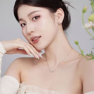 Pendientes de Plata S925 con Diseño Personalizado Dylam Dazzle, Baño de Rodio y Oro de 18K, con Circonitas Cúbicas 5A en Racimo Irregular - Product Image 2