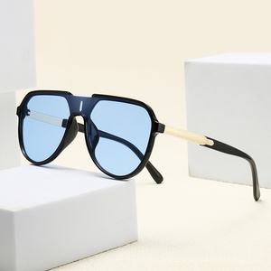 Nuovi Occhiali da Sole Quadrati con Lente Unica, Protezione dai Raggi UV, Adatti sia per Uomini che per Donne - Product Image 4