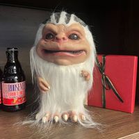 Peluche monstre extraterrestre effrayant à succès, fourrure blanche avec des accents noirs, cadeau d'Halloween, accessoire de monstre en peluche, jouet monstre