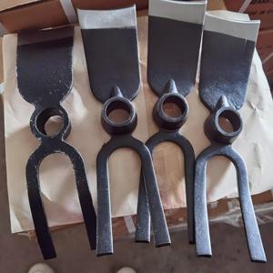 Houe de jardin à <span class=keywords><strong>2</strong></span> <span class=keywords><strong>dents</strong></span> en acier au carbone forgé, fabriquée en Chine - Product Image 3