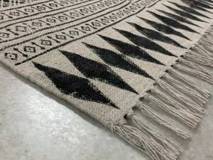 Tapis Dhurrie en coton noir et blanc à motifs aztèques, imprimé à la main, tapis bohème, tapis de sol, décoration intérieure - Product Image 4