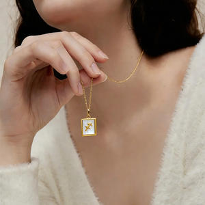 Collana con Ciondolo Unisex Trendy in Acciaio Inossidabile Placcato Oro 18K con 12 <span class=keywords><strong>Segni</strong></span> <span class=keywords><strong>Zodiacali</strong></span> e Charm Quadrato a Conchiglia - Vendita all'Ingrosso - Product Image 6