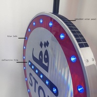 Panneau de signalisation routière intégré rechargeable à énergie solaire Panneau d'arrêt à led bleu
