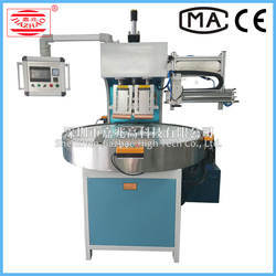 Machine de gaufrage hydraulique pour la découpe et le soudage à haute fréquence de revêtements en mousse souple, caoutchouc, PVC/TPU/PU, cuir de ballon de football et cuir de ballon de sport - Product Image 2