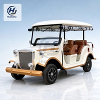 Voiturette de golf électrique crème et or au style vintage avec banquette passager pour le transport sur les propriétés et les terres