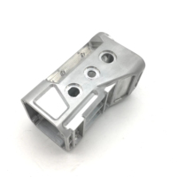 Composant en bloc métallique usiné CNC avec ports filetés de précision, perçage et fraisage géométrique complexe pour machines industrielles