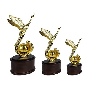 Trofeo de Aluminio Chapado en Oro Personalizado - Escultura de Trofeo en Forma de <span class=keywords><strong>Cisne</strong></span> Dorado, Regalo Empresarial Creativo - Product Image 2