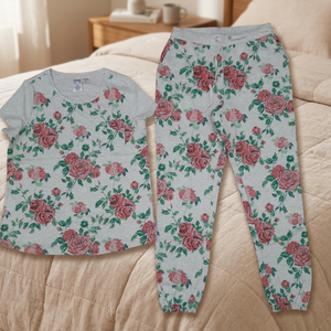 Ensemble de pyjama pour femmes en coton 100% à manches courtes, doux et lisse, imprimé sur toute la surface, avec taille élastique côtelée, style élégant pour les vacances - Product Image 3