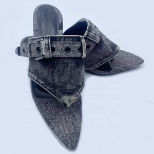 Sandalias de tacón bajo de mezclilla para mujer con punta abierta, tiras con hebilla, estilo tanga, para vestir, de verano, con punta en pico, tipo mules - Product Image 6
