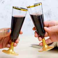MOQ 12 pièces, gobelets à cocktail jetables en plastique de 5 oz, modèle Margaret, bord et base dorés, gobelets à vin pour mousse, avec emballage cylindrique en PVC