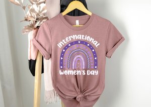 Maglietta per la Giornata Internazionale della Donna, Design Arcobaleno Viola, T-Shirt Casual da Donna, Abbigliamento per la Celebrazione di Marzo, Messaggio di Equità Viola - Product Image 3