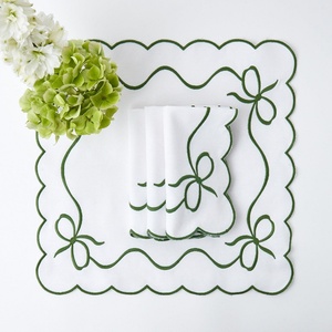 Napperons personnalisés en tissu de luxe français à bord festonné brodé pour hôtel, serviettes en lin 100 % pour mariage - Product Image 3