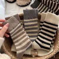 Vente en gros usine – Chaussettes d'hiver chaudes, douces, confortables et respirantes, en polyester/spandex, longueur mi-mollet, épaisseur standard, mignonnes et de haute qualité