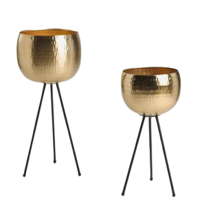 Ensemble de deux pots de fleurs en métal poli doré avec support, jardinière en métal fini or au design personnalisé pour jardin extérieur - Product Image 1