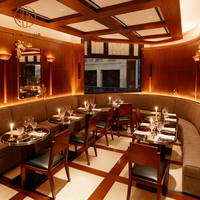 Ensemble de meubles de restaurant moderne pour hôtel et café : table ronde en marbre, banquette demi-cercle en velours et chaise