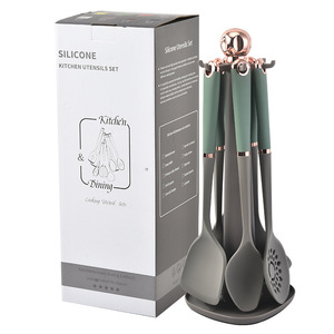 Ensemble de 12 ustensiles de cuisine en silicone avec accents or rose, comprenant spatules, louches et écumoires, avec support de rangement - Product Image 6
