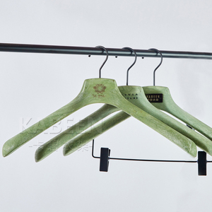 Vente en gros d'usine de haute qualité cintre en plastique pour vêtements avec logo personnalisé cintre en <span class=keywords><strong>fourrure</strong></span> - Product Image 2