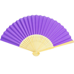 Éventail pliant portable en bambou écologique pour femme, style artisanal sculpté à la main, avec logo personnalisé pour événements professionnels, faible MOQ - Product Image 3