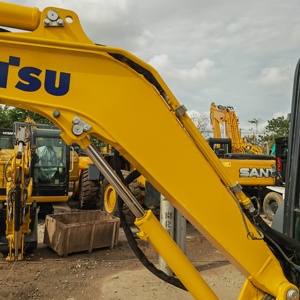 Mini-excavatrice sur chenilles Komatsu PC30 MR jaune, capacité de la benne de l'excavatrice Komatsu PC30 MR - Product Image 2