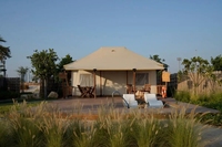Maison de glamping extra spacieuse pour les vacances en famille, lodge en toile multi-pièces avec grande terrasse extérieure